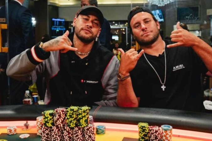 Neymar ostenta mais de R$ 1,6 milhão que ganhou em pôquer