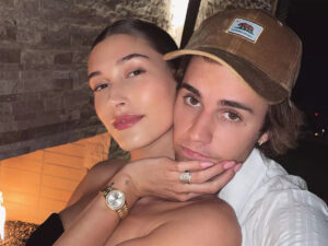 Grávida de Justin Bieber, Hailey posa de calcinha e exibe barriguinha