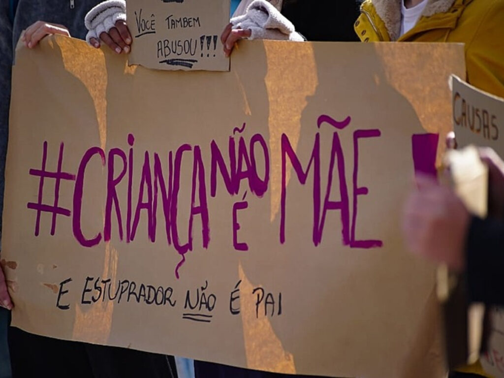 Menina de 14 anos estuprada pelo marido da avó viaja à BA para realizar aborto legal