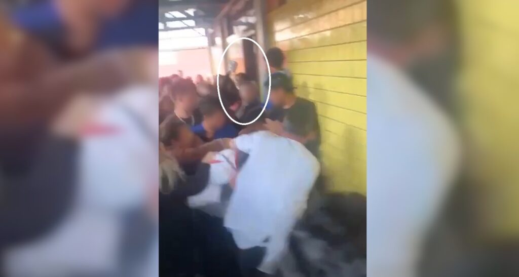 Funcionária do Colégio Estadual é filmada jogando água quente em aluno