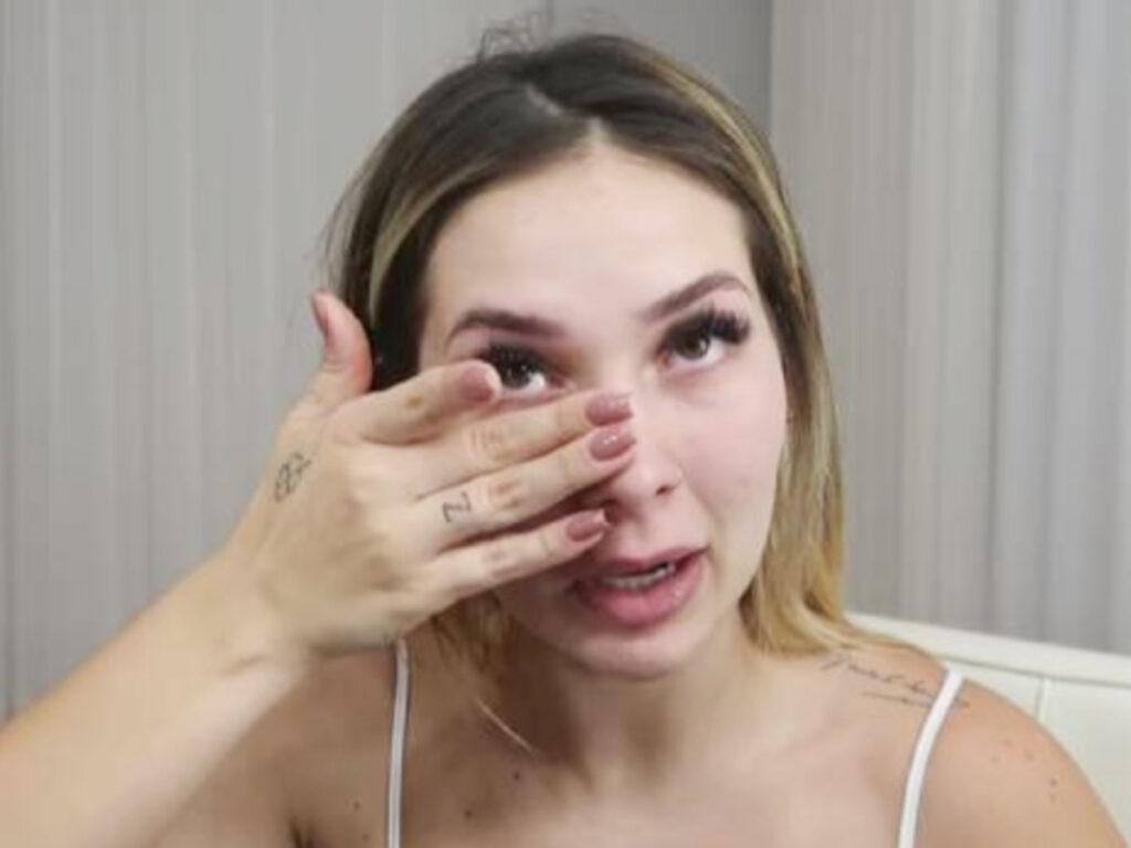 Influenciadora experimenta perfume de Virgínia e quase vomita. Veja vídeo