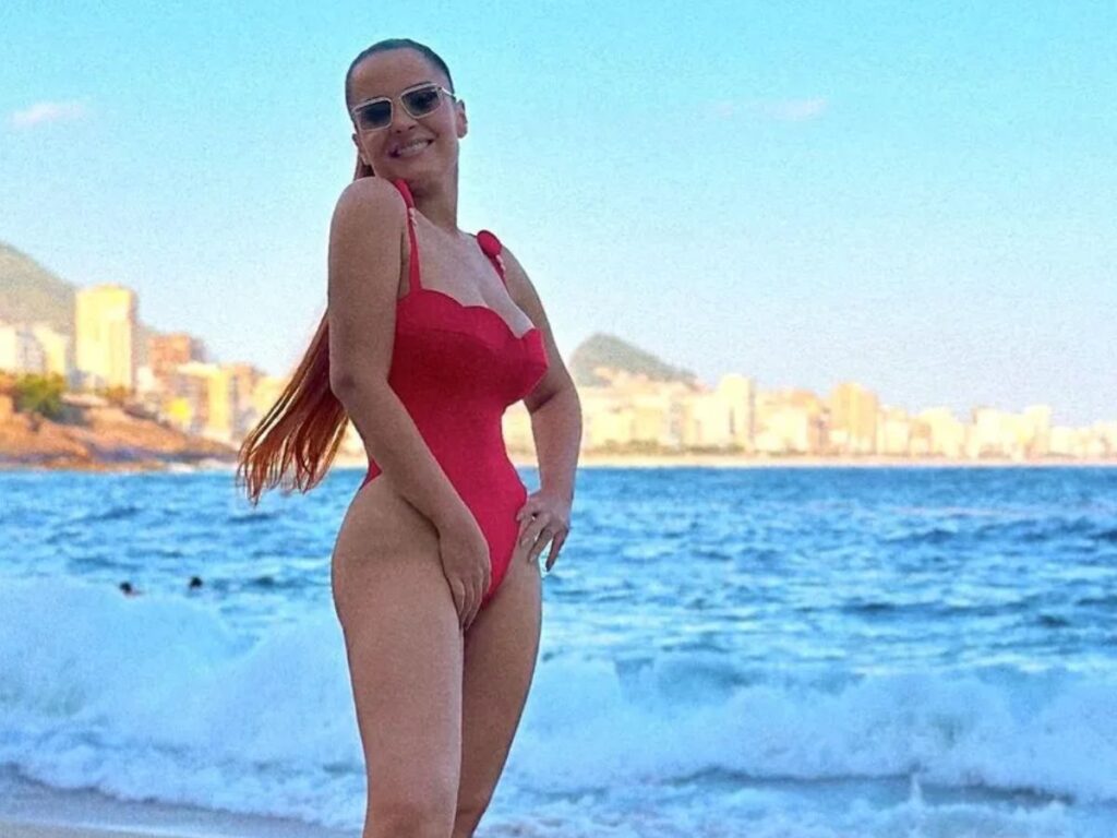 De maiô, Maiara mostra corpo na beira da piscina