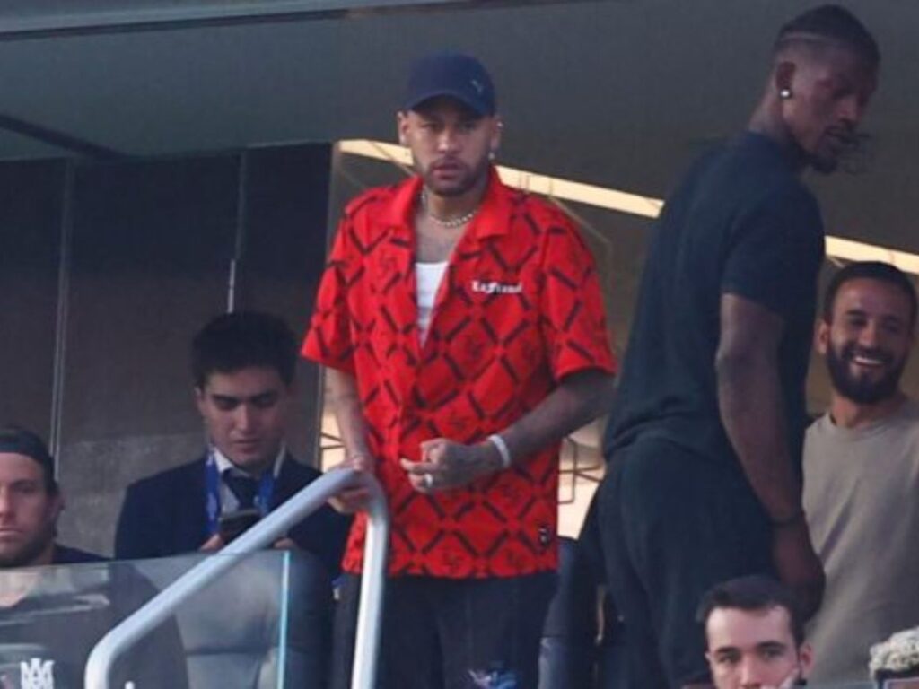 VÍDEO: Neymar compra camisas da seleção brasileira vendidas por ambulantes