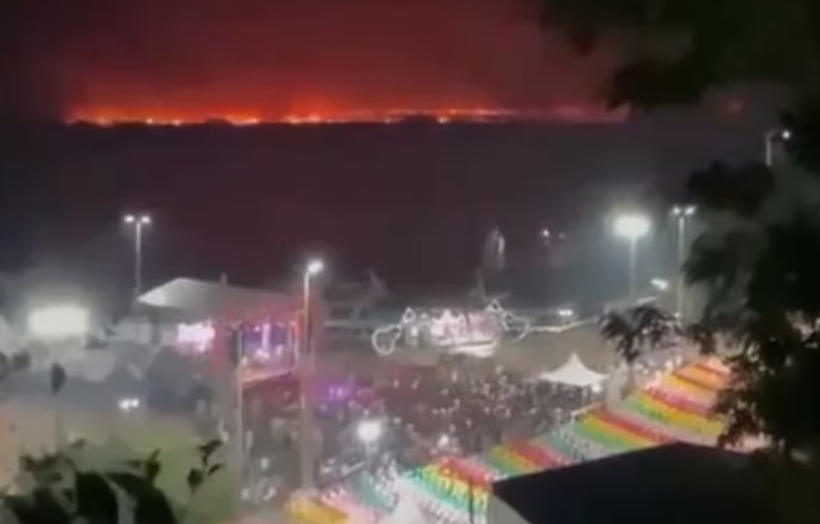 VÍDEO: Pantanal queima ao fundo enquanto multidão festeja São João