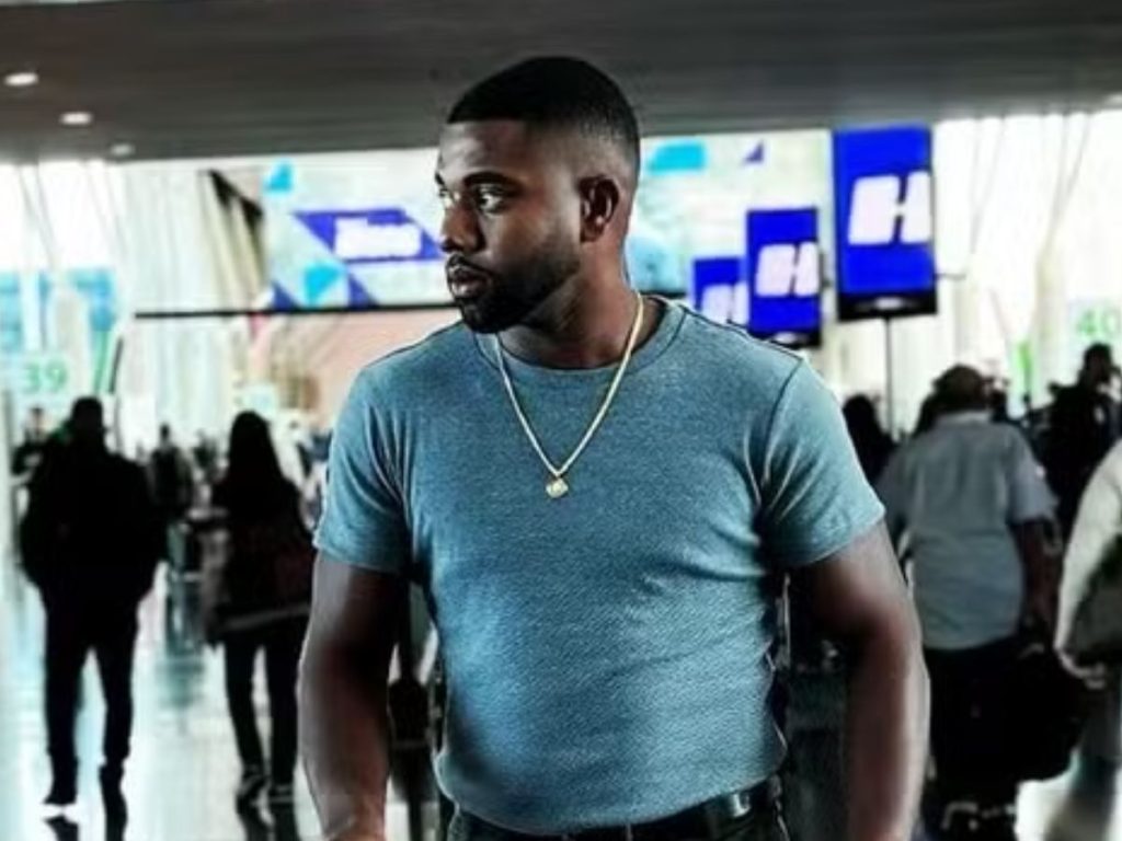 Davi Brito atiça fãs no aeroporto vestindo calça colada: confira!
