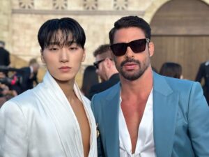 Fotos: Cauã Reymond encontra astro do K-pop em desfile de moda