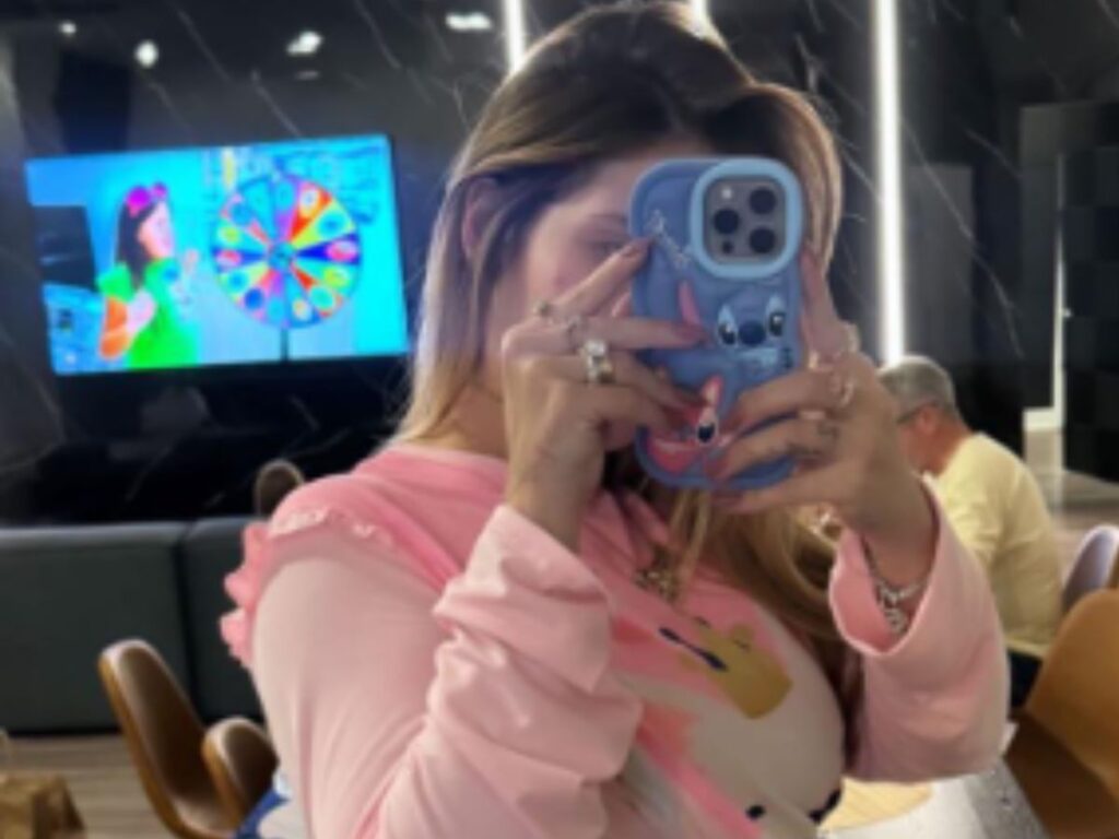 Virginia exibe barriga no sétimo mês de gestação