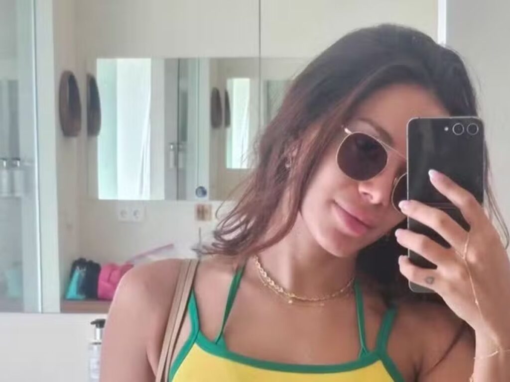 Anitta usa bíquini verde e amarelo em homenagem ao Brasil