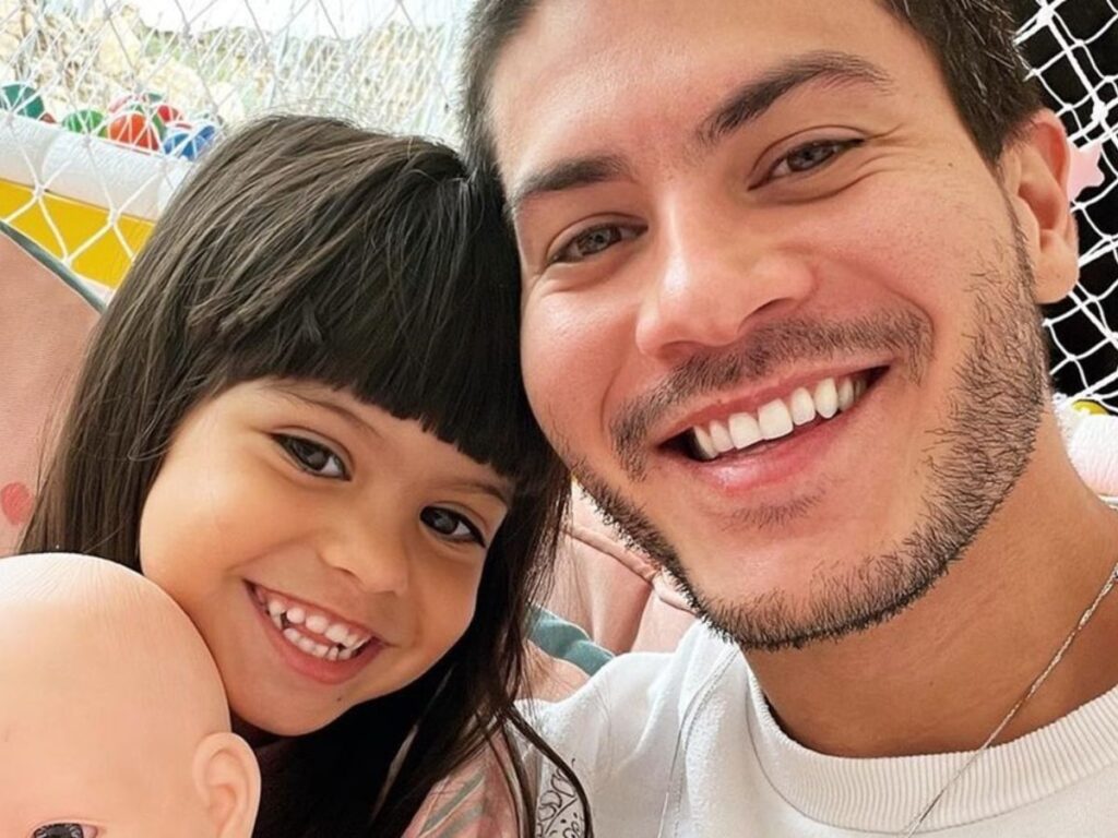 Arthur Aguiar pede desculpas após filha dizer que celular de cozinheiro é de ‘pobre’