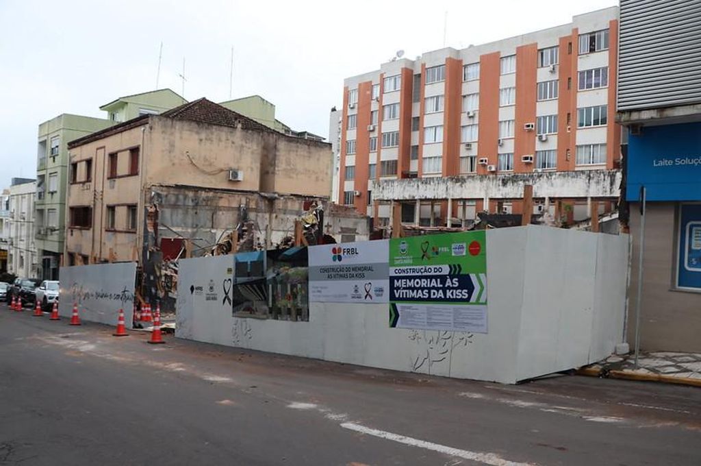 https://alfinetei.com.br/homem-morre-apos-bateria-explodir-dentro-de-elevador/2907 01(1)