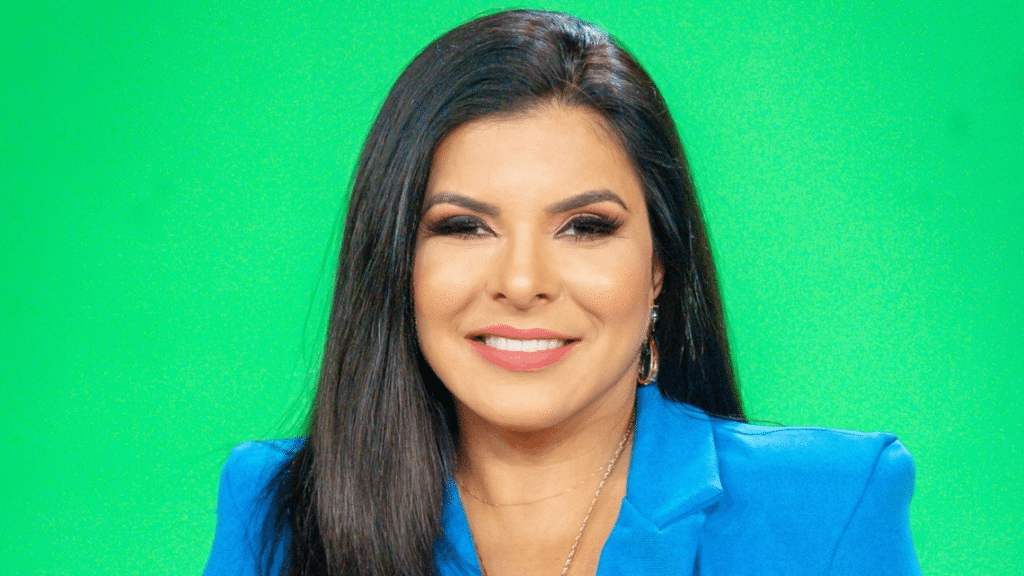 Mara Maravilha Usando Camiseta Azul No Fundo Verde