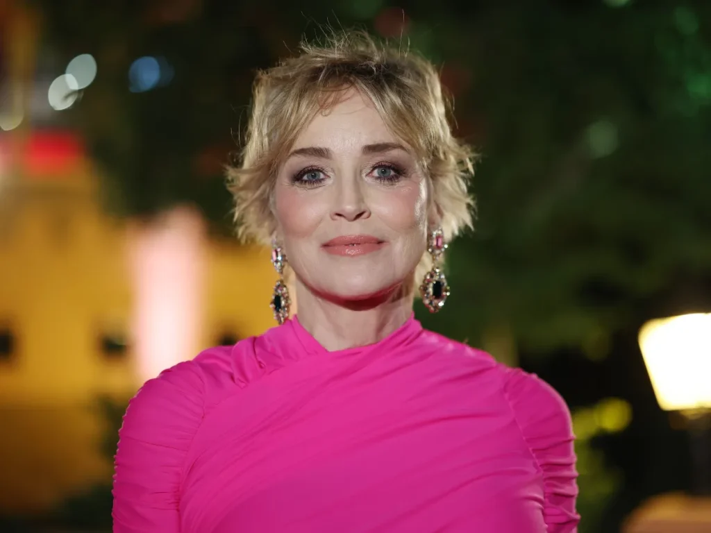 De lingerie, Sharon Stone recria cena de “Instinto Selvagem“