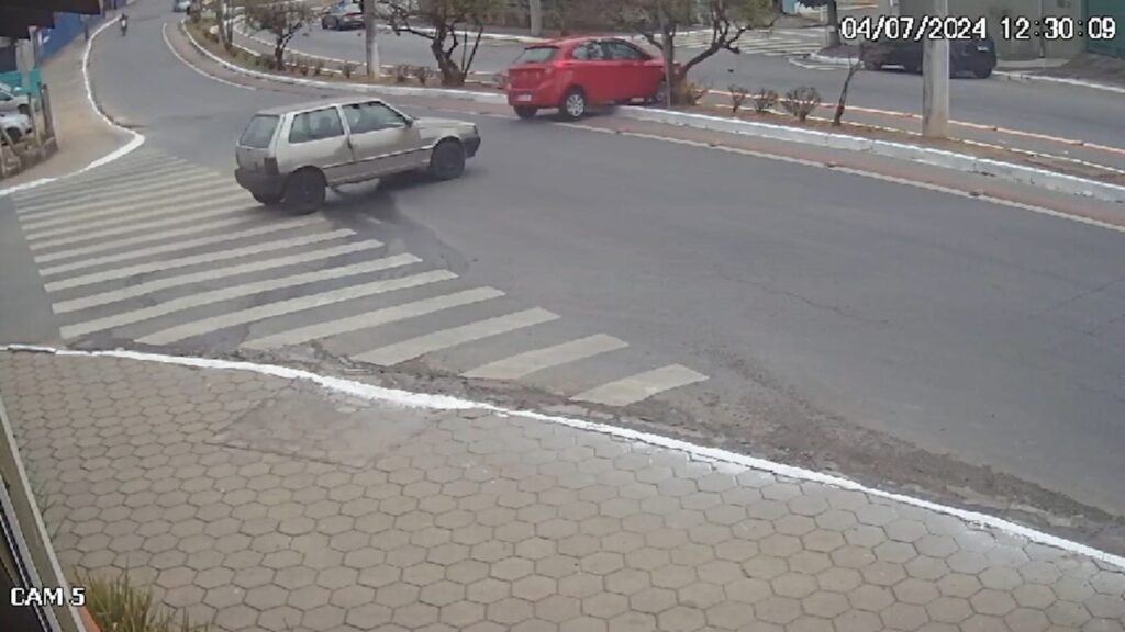 Carros desgovernados descem avenida sozinhos em Taubaté