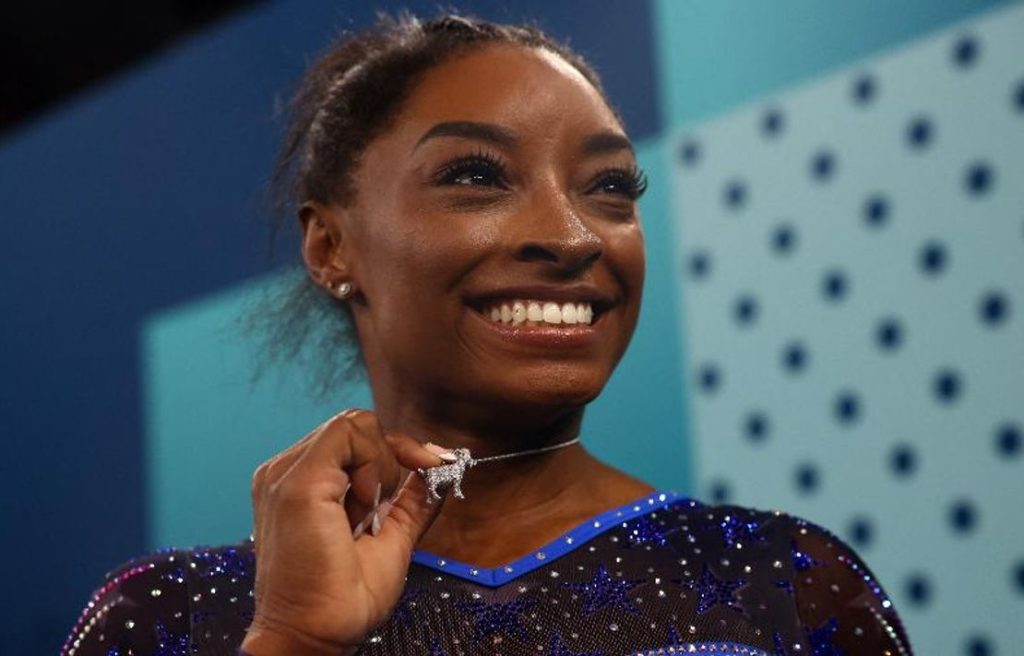 Simone Biles Mostra Colar De Cabra Apos Ganhar Medalha De Ouro 1722611836947 V2 900x506(1)