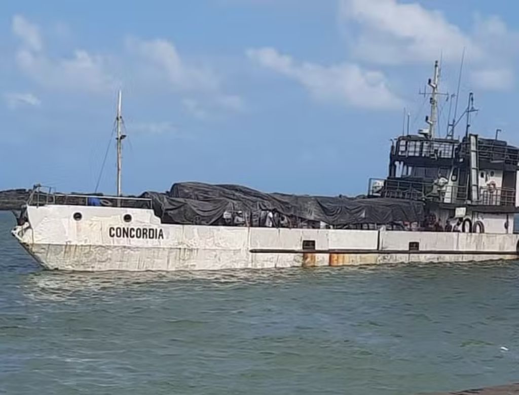 Navio de carga Concórdia naufraga