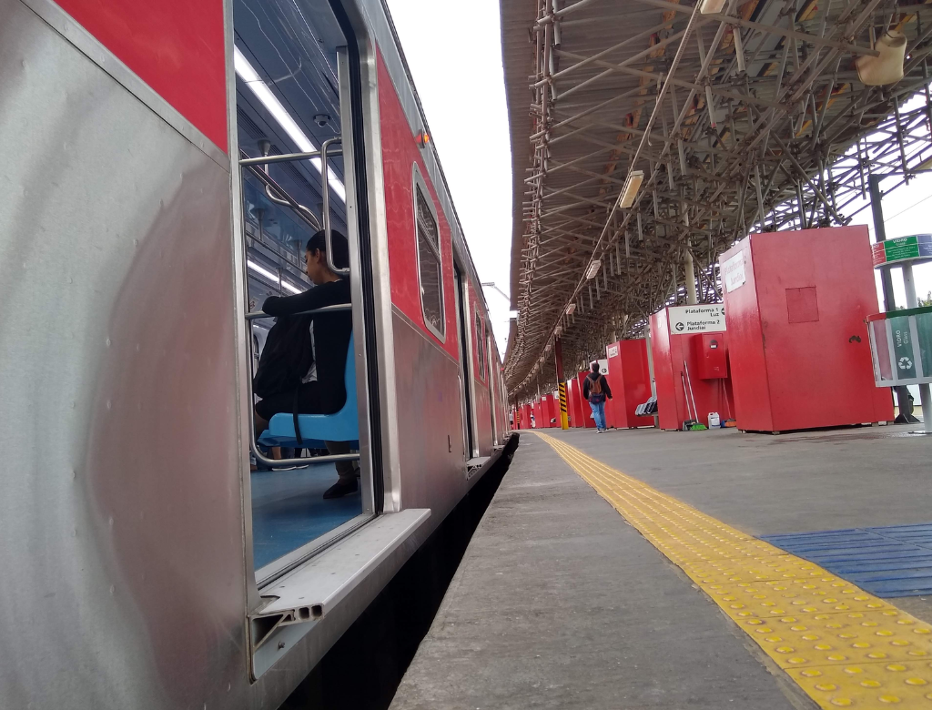 Bebê De Um Ano Cai No Vão Entre Trem E Plataforma (foto Reprodução Redes Sociais)