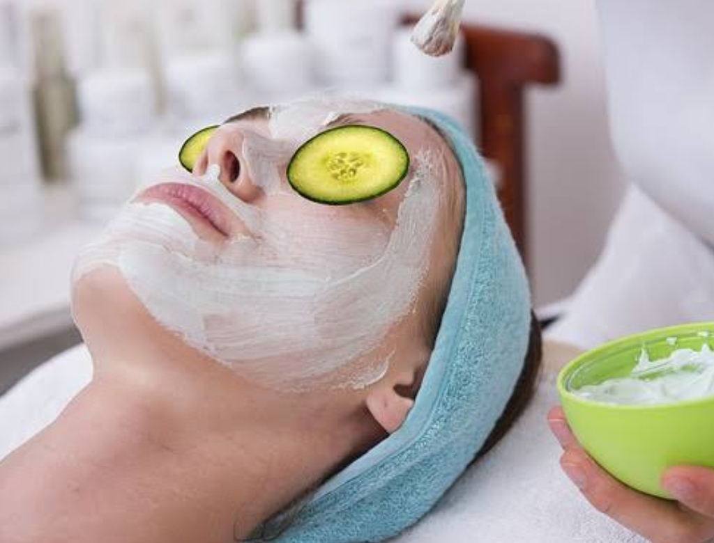 Assista: Mulher grava vídeo de skincare e não percebe barata andando no corpo