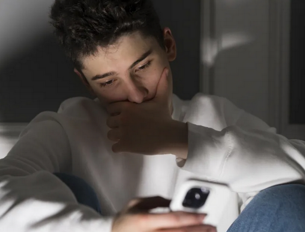 Jovem E Celular (foto Reprodução Redes Sociais)