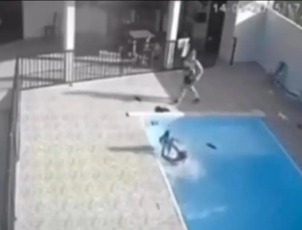 Criança Cai Dentro De Piscina Na Casa Da Família (foto Reprodução Redes Sociais)
