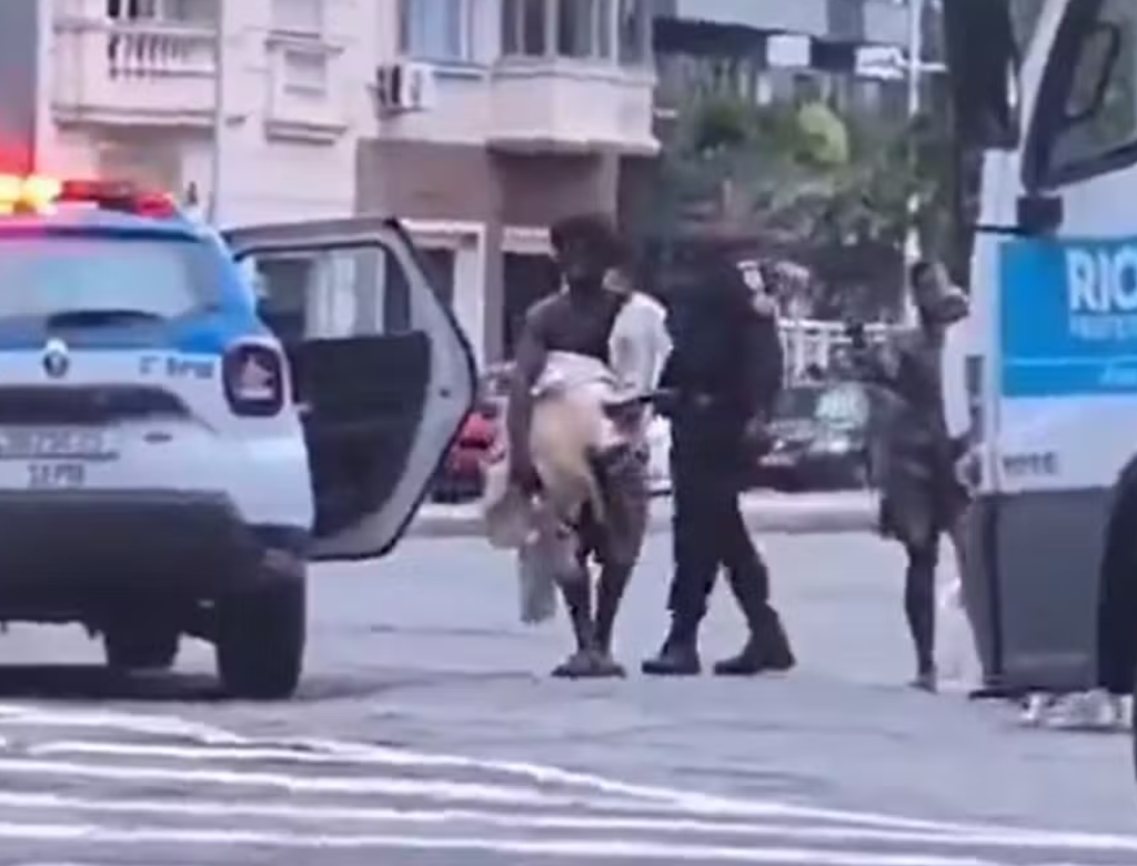 Homem tenta roubar tartaruga marinha viva da Praia (Foto Reprodução Redes Sociais)