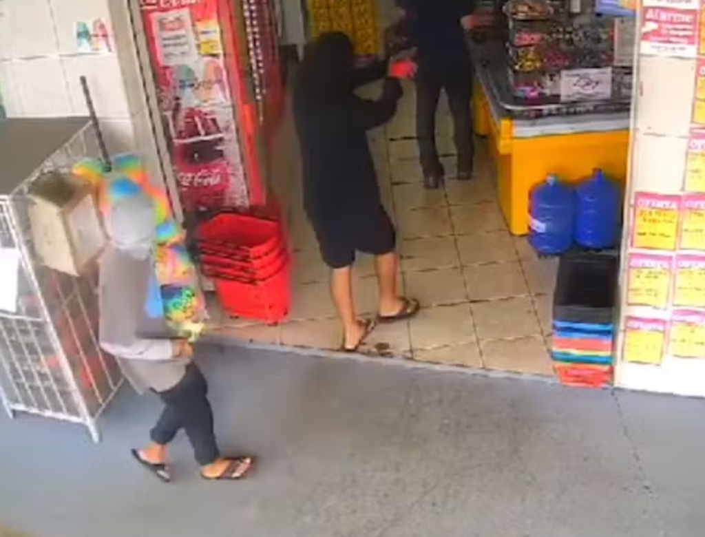 Balconista é Agredido Por Criminosos Durante Assalto A Supermercado (foto Reprodução Redes Sociais)