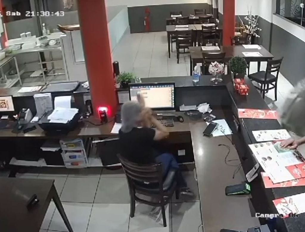 Video Cliente Joga Comida Contra Atendente Do China In Box E Motoboy Reage Em Joinville(1)