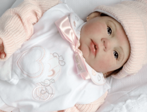 deputado de MG quer proibir atendimento a bebê reborn no SUS