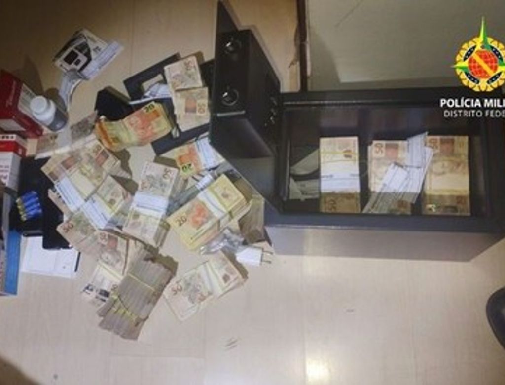 Policiais Encontraram Macos De Dinheiro Em Especie Espalhados Pelo Quarto Divulgacao Pmdf 57ca540e9c(1)