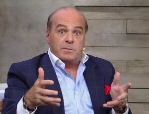 Marcelo de Carvalho, dono da RedeTV!, diz que assaltante parecia africano e gera revolta. Veja!