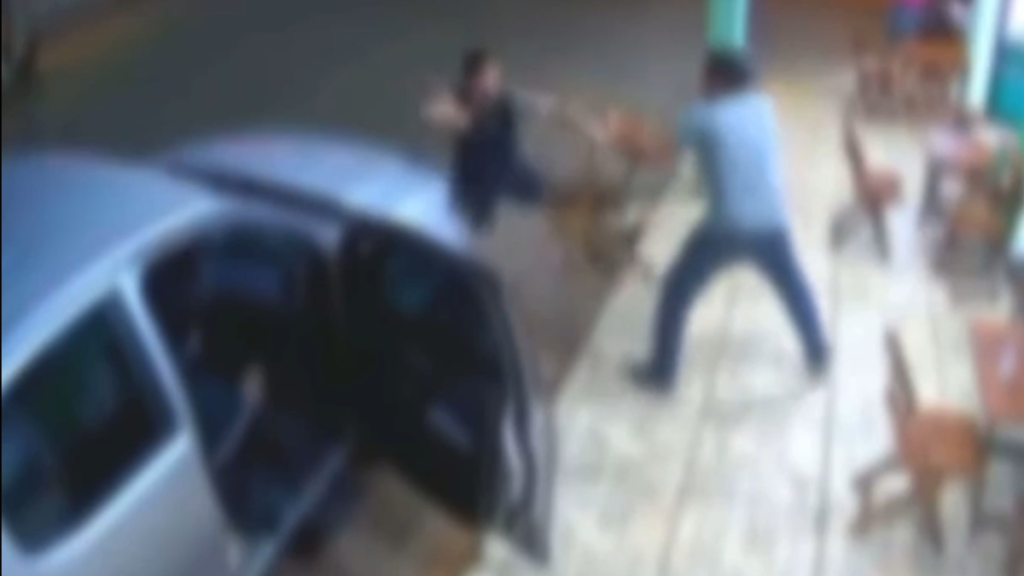 Homem é morto com facada no pescoço após briga em frente a sorveteria
