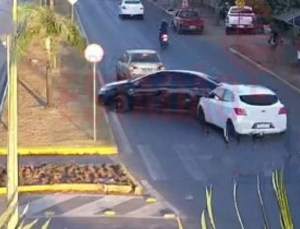 VÍDEO – Homem persegue ex-mulher no trânsito, joga o carro contra o dela e ameaça matá-la
