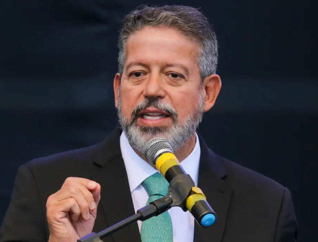 Arthur Lira apresenta relatório que amplia isenção do Imposto de Renda até R$ 7.350