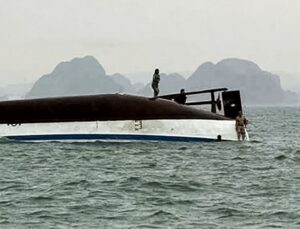 Barco turístico vira durante tempestade e deixa dezenas de mortos; veja VÍDEO