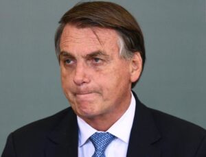 Ministros do STF suspeitavam que Bolsonaro planejava fugir do Brasil, aponta jornalista