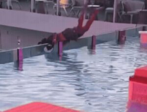 Passageiro cai de piscina com borda infinita no maior cruzeiro do mundo; veja VÍDEO