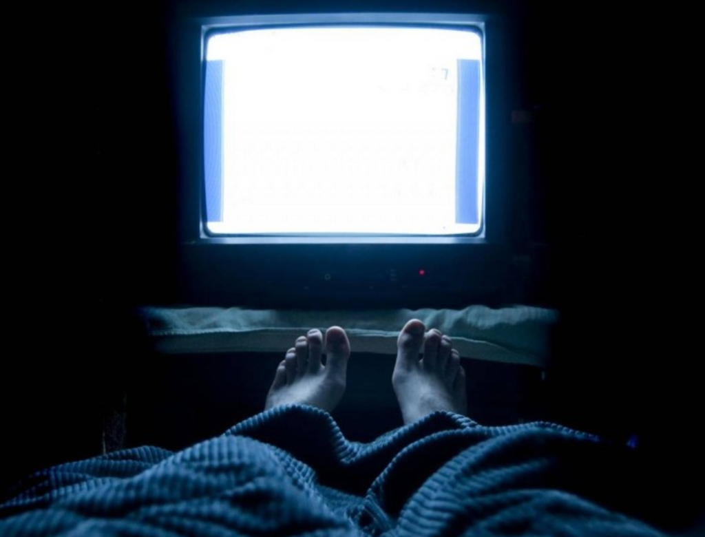 Dormir com a TV ligada (foto Reprodução Redes Sociais)