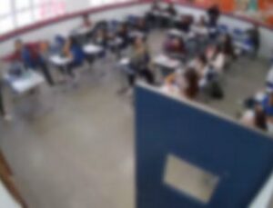 Aluno agride professora com tapa no rosto durante aula em colégio; veja VÍDEO