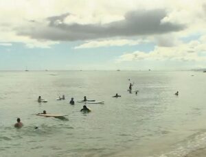 Banhistas deixam praia após alerta urgente de tsunami; veja VÍDEO