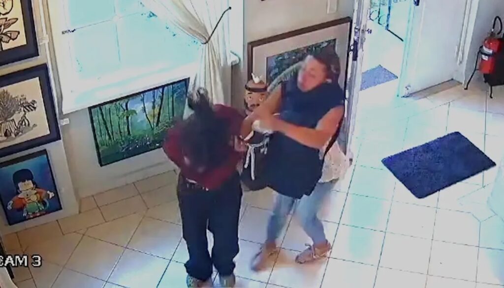 Veja vídeo: jovem é agredida brutalmente por andar sem sutiã na rua