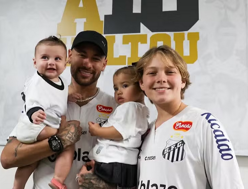Neymar e os filhos Davi Lucca, Mavie e Helena (Foto Reprodução Redes Sociais)
