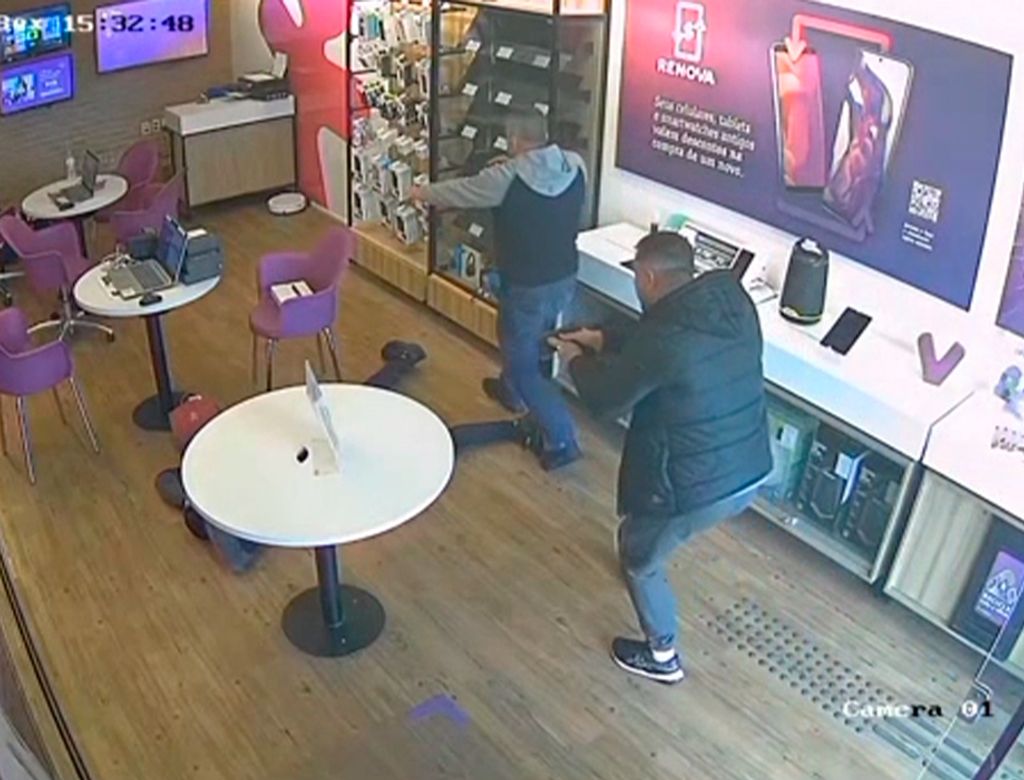 Homens armados rendem funcionários e assaltam loja de celulares; Veja vídeo!