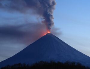 Vulcão entra em erupção na Rússia após forte terremoto; veja VÍDEO