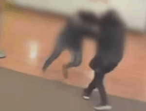Video: mulher é atacada brutalmente por morador de rua dentro de aeroporto