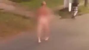 Homem pelado ataca mulher com chutes no meio da rua; veja vídeo!