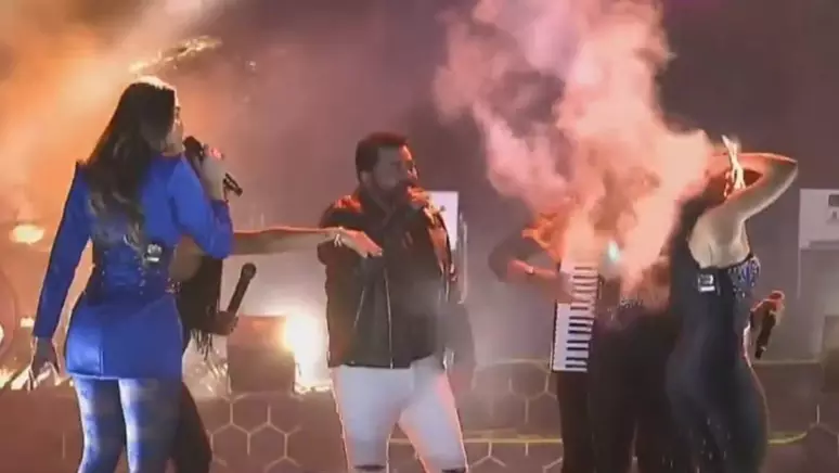 Vídeo mostra cabelo de integrante da banda Limão com Mel pegando fogo durante show