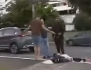 Jornalista é atacado com socos ao vivo durante transmissão; VEJA VÍDEO!