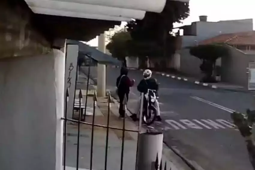 VÍDEO: Mulher é assassinada em ponto de ônibus durante assalto