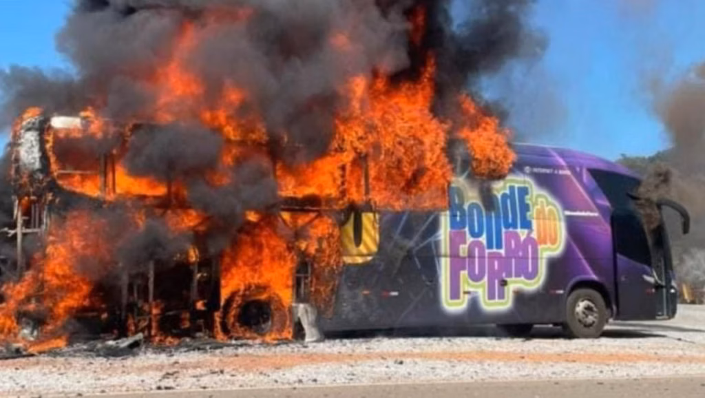 Incêndio em MG destrói ônibus do grupo Bonde do Forró; VEJA VÍDEO!