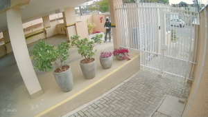 Vídeo: vizinho encontra bilhetes de socorro de mãe e filha feitas reféns