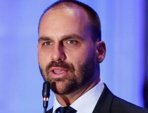Saiba o que muda para Eduardo Bolsonaro após Trump conceder green card